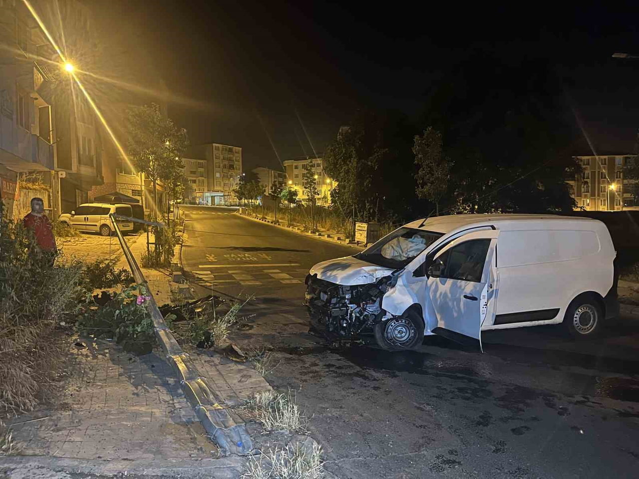 TEKİRDAĞ'IN ÇORLU İLÇESİNDE SÜRÜCÜSÜNÜN KONTROLÜNDEN ÇIKAN ARAÇ, AYDINLATMA DİREĞİNE...