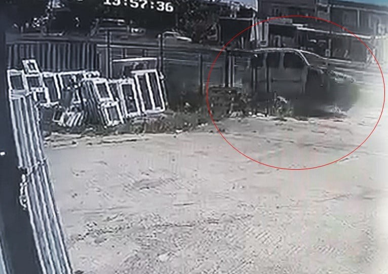 TEKİRDAĞ'IN ERGENE İLÇESİNDE YOLDAN ÇIKAN HAFİF TİCARİ ARACIN İŞ YERİ BAHÇESİNE DALDIĞI KAZADA...