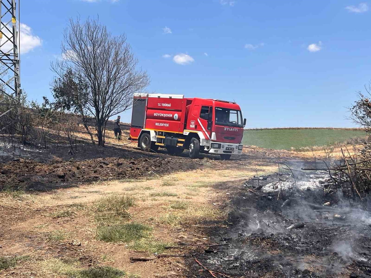TEKİRDAĞ'IN HAYRABOLU İLÇESİNDE BUĞDAY EKİLİ TARLADA ÇIKAN YANGIN, EKİPLERİN MÜDAHALESİYLE KONTROL...