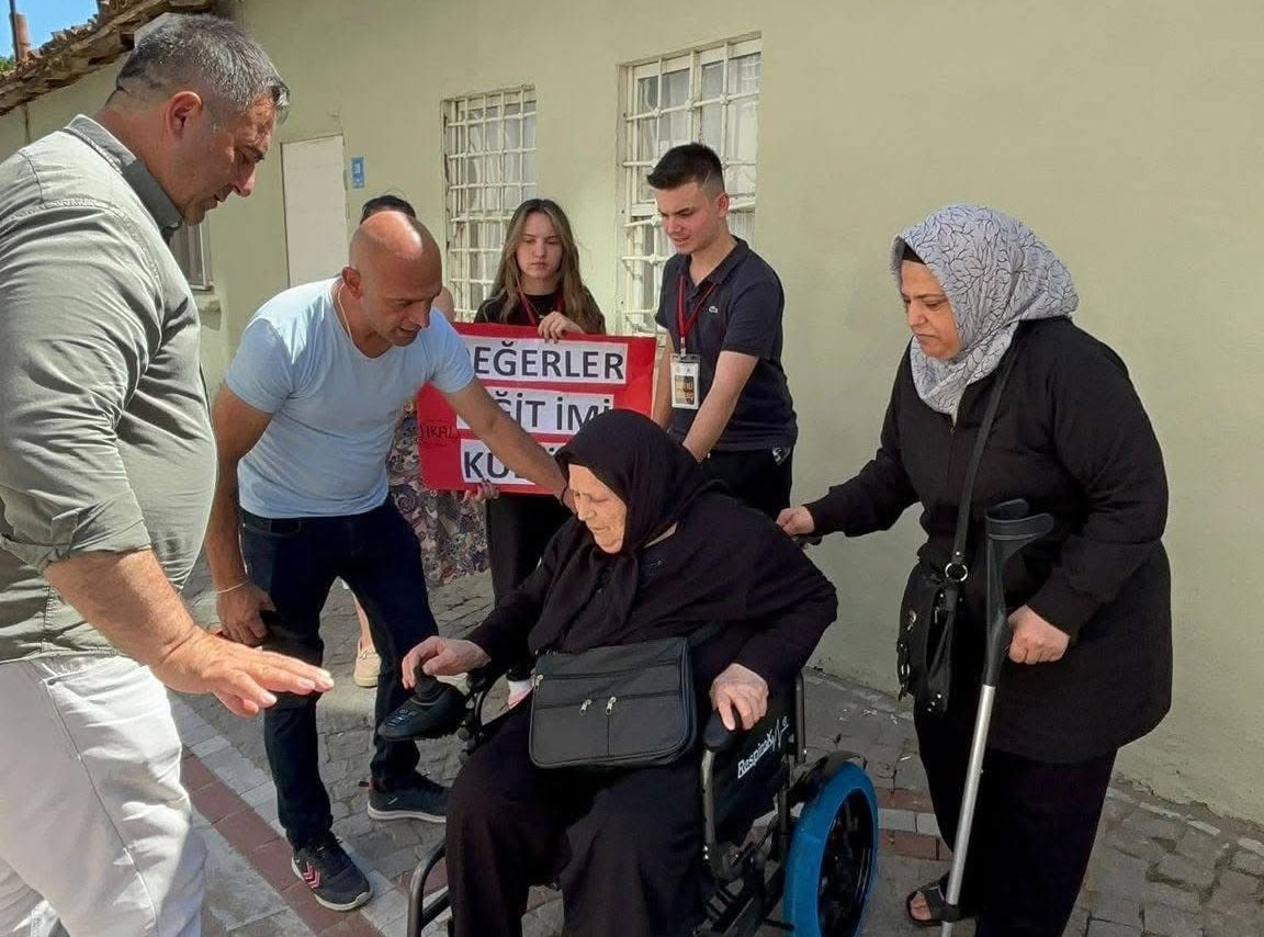 TEKİRDAĞ'IN HAYRABOLU İLÇESİNDE HÜSEYİN KORKMAZ ANADOLU LİSESİ TARAFINDAN DÜZENLENEN YARDIM...