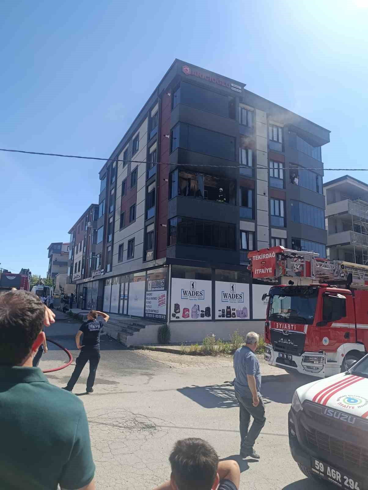 TEKİRDAĞ'IN KAPAKLI İLÇESİNDE 2 ÇOCUĞUN BALKONDA ATEŞLE OYNAMASI SONUCU ÇIKAN YANGINDA 1 KİŞİ...