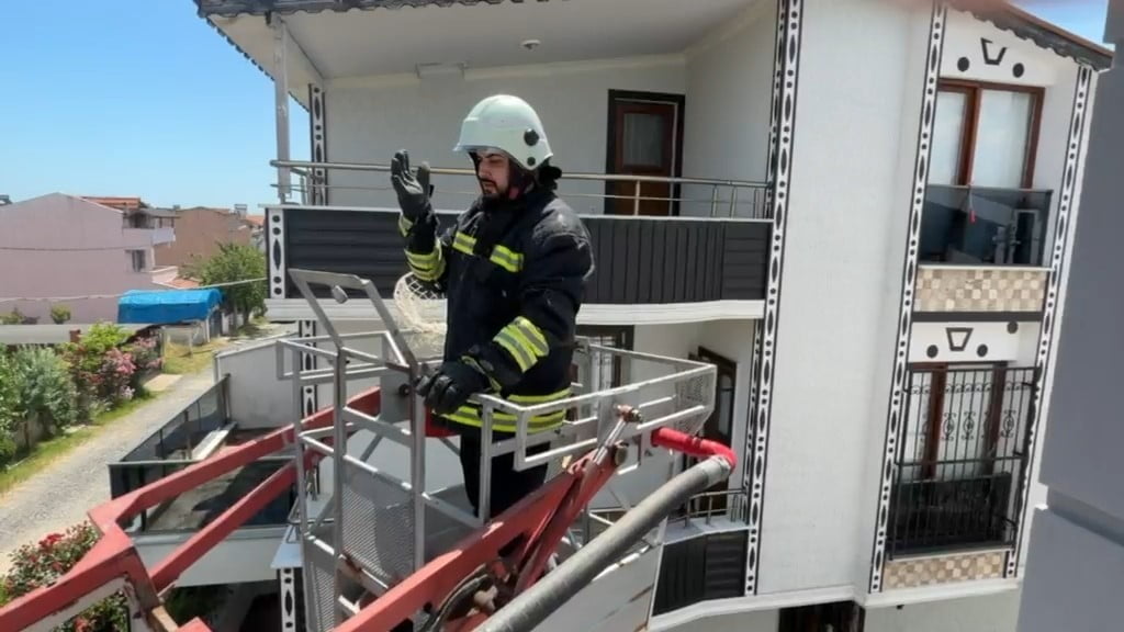 TEKİRDAĞ'IN MARMARAEREĞLİSİ İLÇESİNDE BİR EVİN 3'ÜNCÜ KAT BALKONUNA SIKIŞAN KARGA, İTFAİYE...