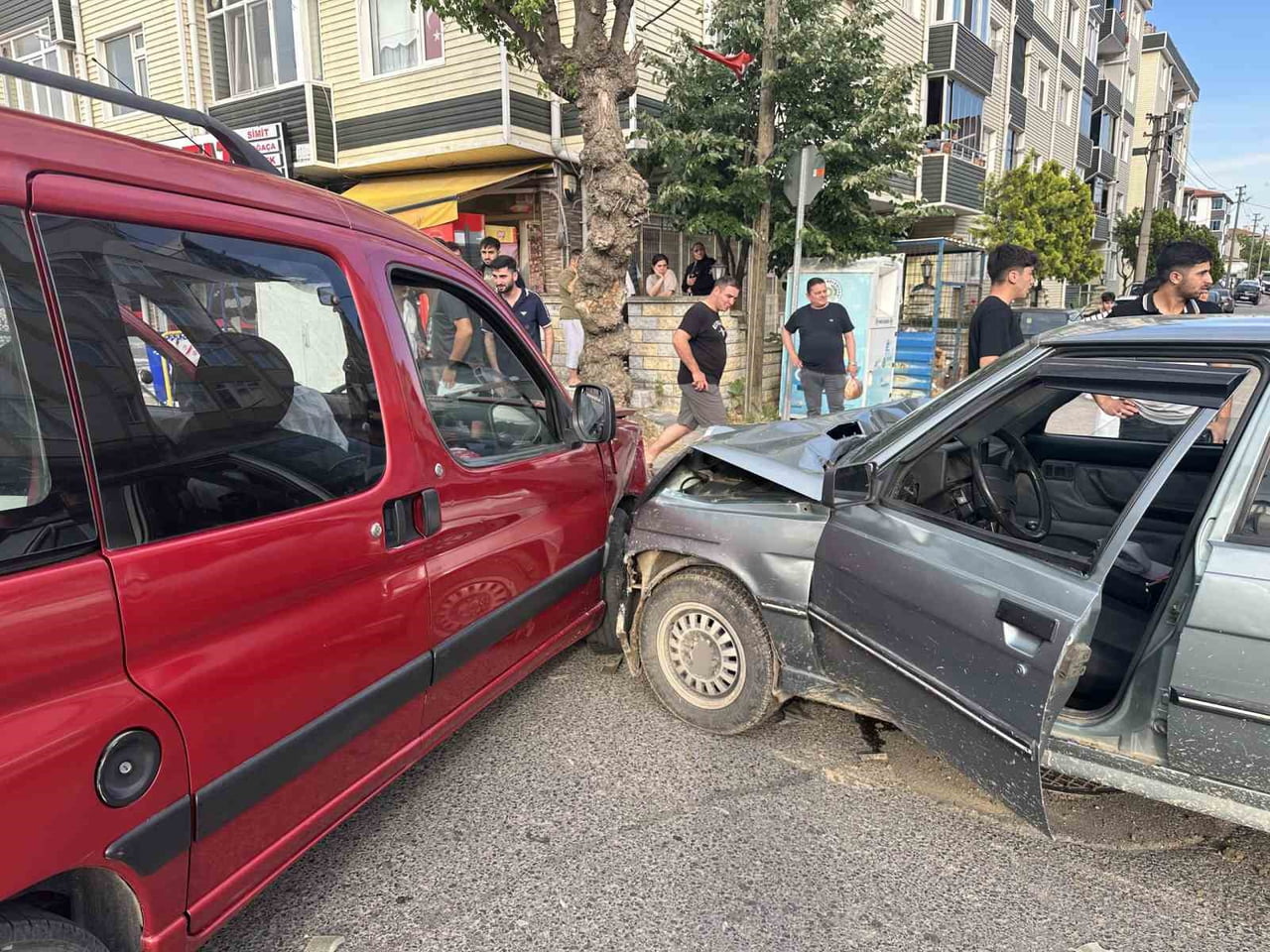 TEKİRDAĞ'IN MURATLI İLÇESİNDE MEYDANA GELEN TRAFİK KAZASINDA 2 KİŞİ YARALANDI.