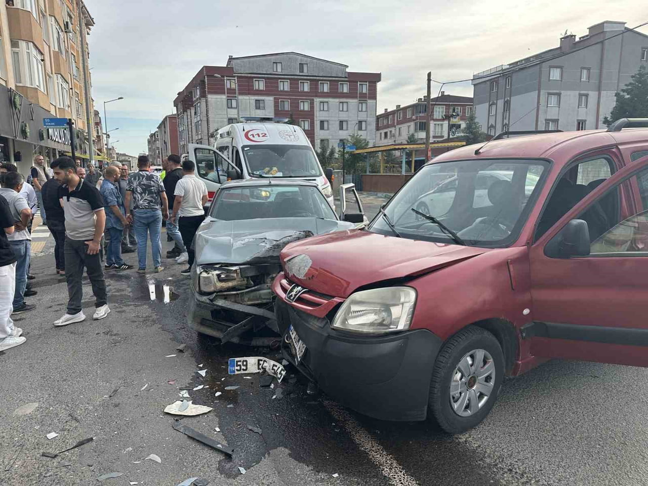 TEKİRDAĞ'IN MURATLI İLÇESİNDE MEYDANA GELEN TRAFİK KAZASINDA 2 KİŞİ YARALANDI.