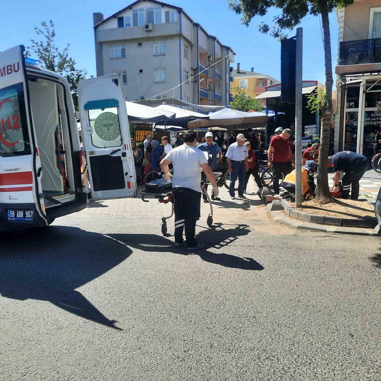 TEKİRDAĞ'IN MURATLI İLÇESİNDE SEMT PAZARI GİRİŞİNDE BİR VATANDAŞ, KALDIRIMDA AYAĞININ TAKILMASI...