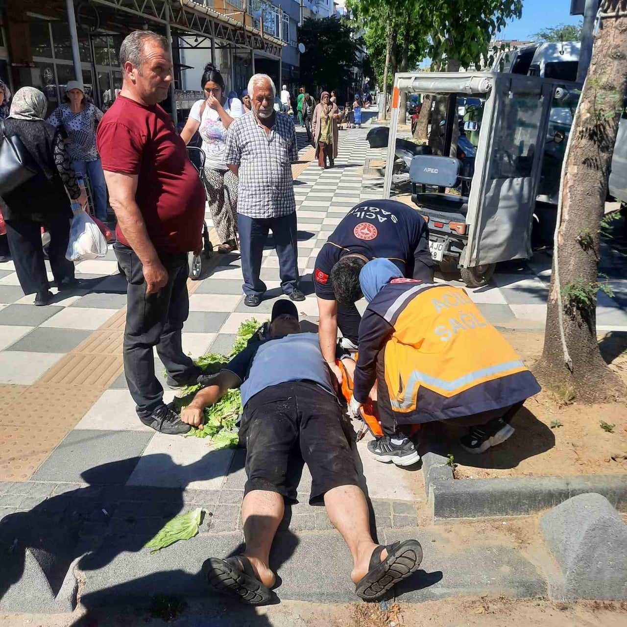 TEKİRDAĞ'IN MURATLI İLÇESİNDE SEMT PAZARI GİRİŞİNDE BİR VATANDAŞ, KALDIRIMDA AYAĞININ TAKILMASI...