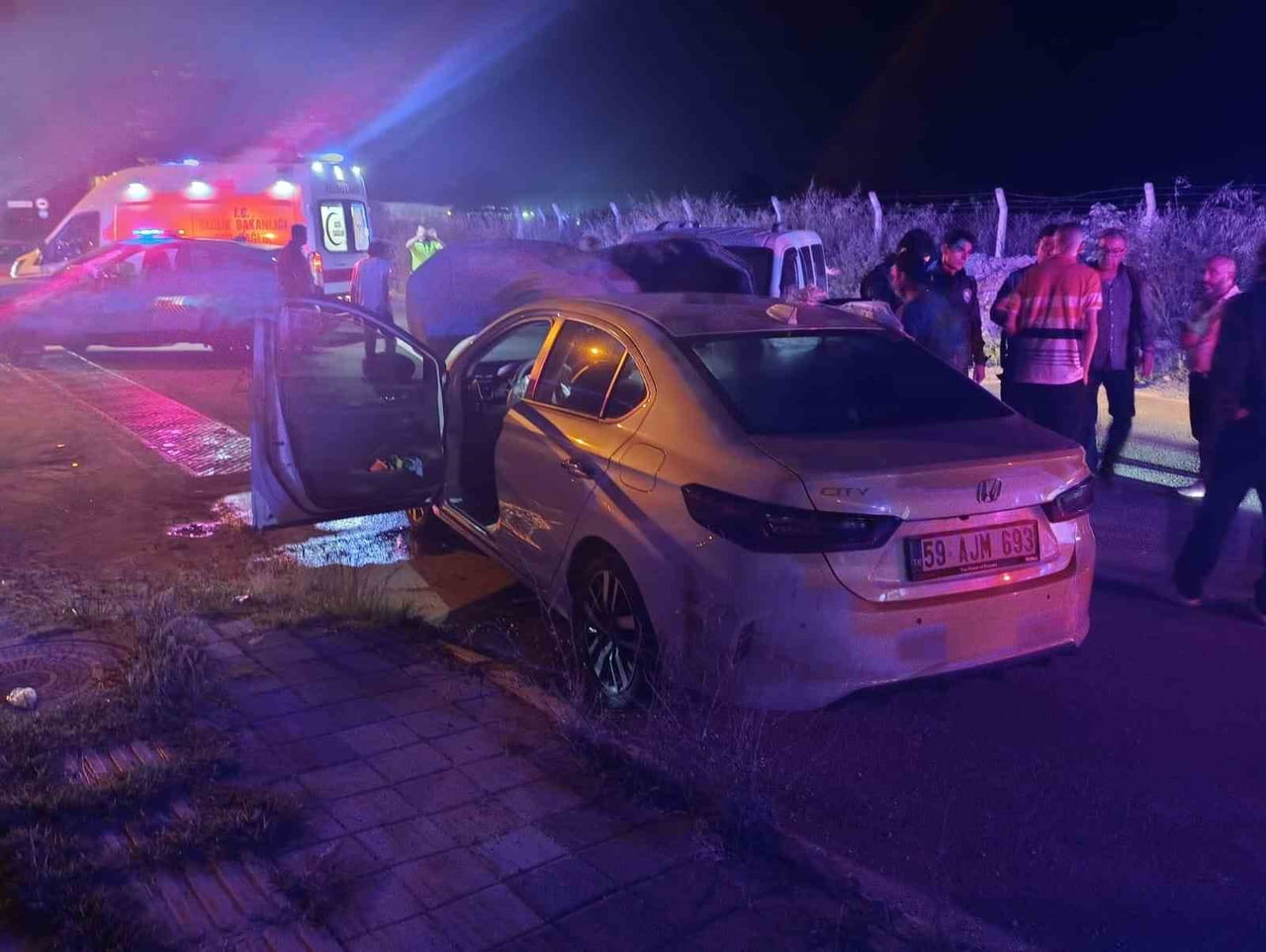 TEKİRDAĞ'IN SARAY İLÇESİNDE OTOMOBİL İLE KAMYONETİN KAFA KAFAYA ÇARPIŞTIĞI KAZADA 4 KİŞİ...