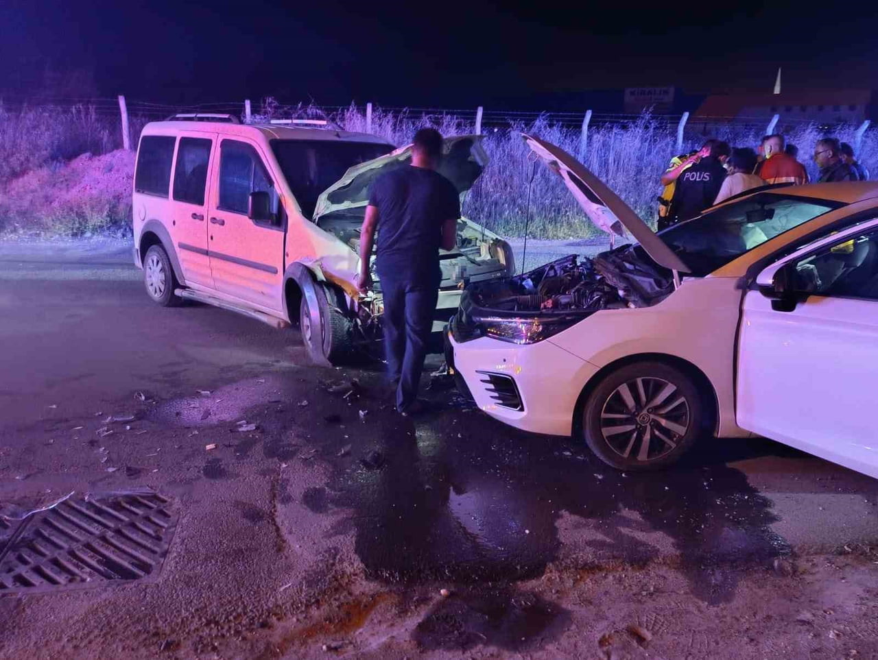 TEKİRDAĞ'IN SARAY İLÇESİNDE OTOMOBİL İLE KAMYONETİN KAFA KAFAYA ÇARPIŞTIĞI KAZADA 4 KİŞİ...