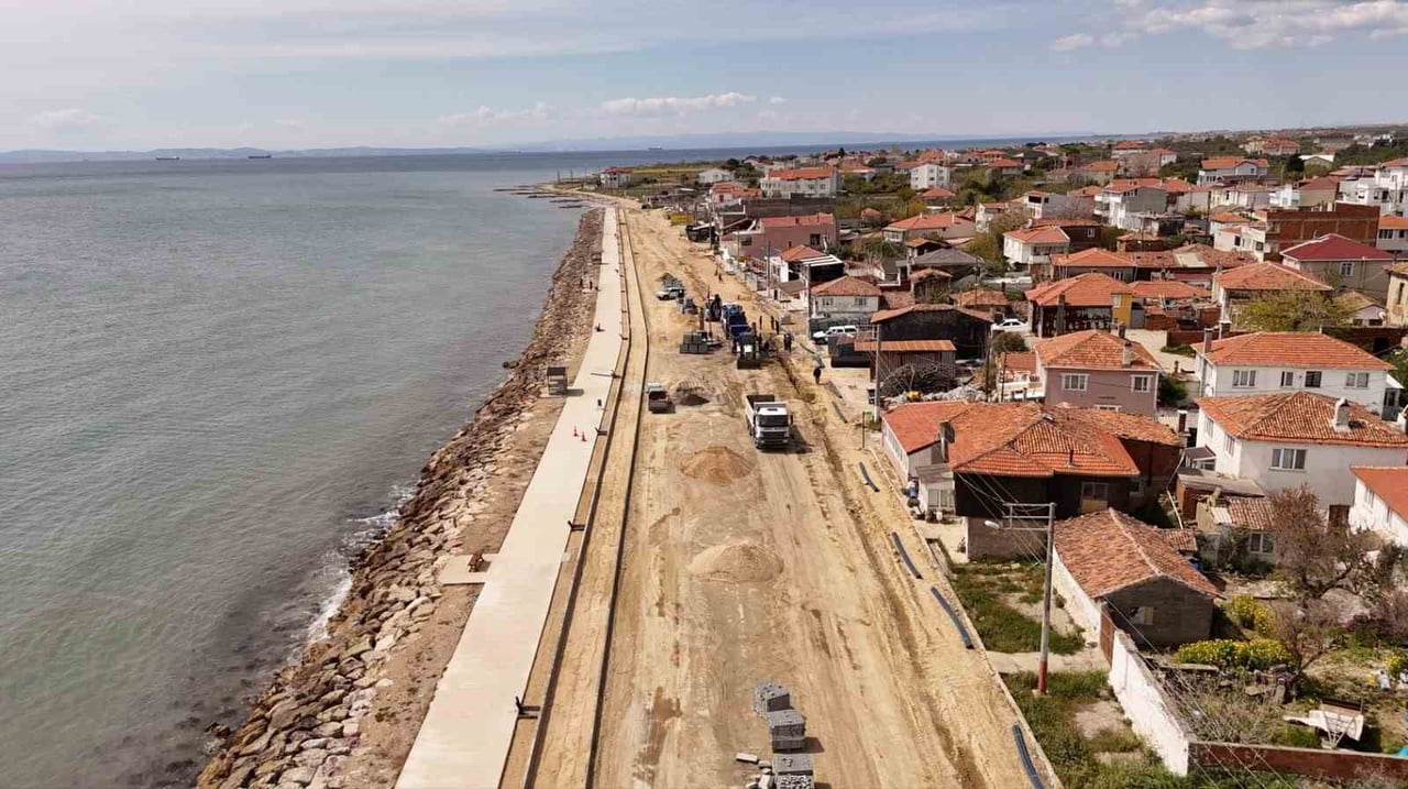 TEKİRDAĞ'IN ŞARKÖY İLÇESİNE BAĞLI ERİKLİCE MAHALLESİ SAHİLİNDE YÜRÜTÜLEN DÜZENLEME ÇALIŞMALARINDA...
