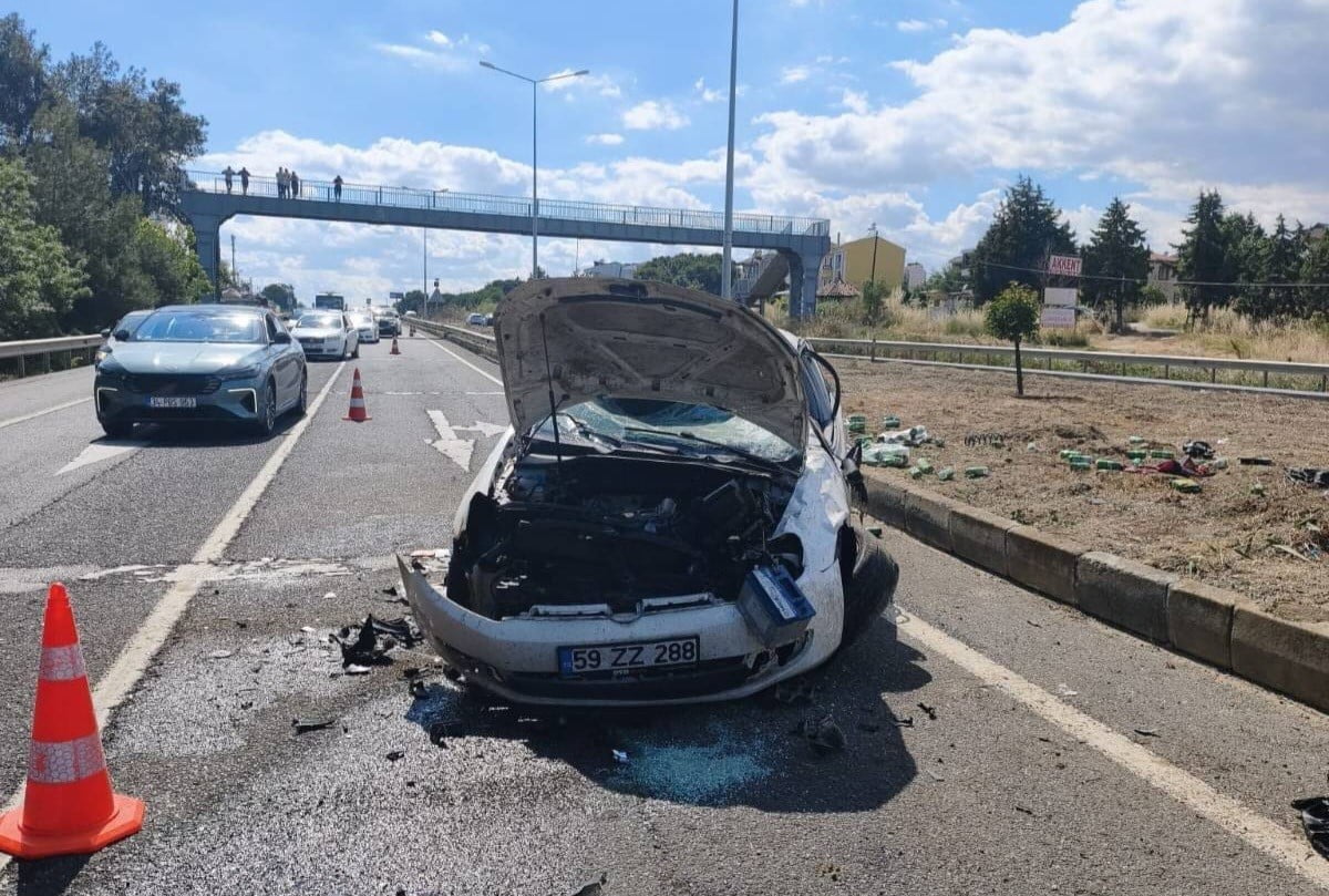TEKİRDAĞ'IN SÜLEYMANPAŞA İLÇESİNDE KONTROLDEN ÇIKAN OTOMOBİLİN TAKLA ATARAK KARŞI ŞERİDE GEÇTİĞİ...