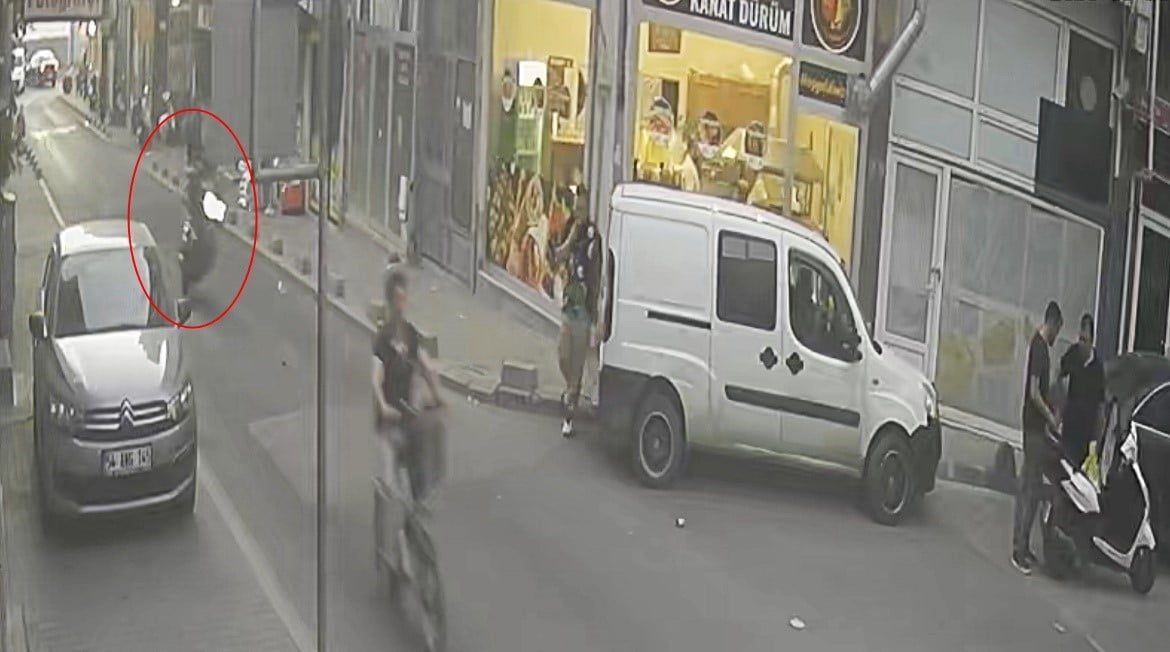 TEKİRDAĞ ÇORLU'DA ÖN TEKER KALDIRAN BİR MOTOSİKLETLİ, SANİYELER İÇİNDE DENGESİNİ KAYBEDEREK PARK...