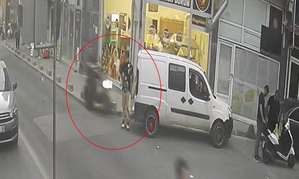 TEKİRDAĞ ÇORLU'DA ÖN TEKER KALDIRAN BİR MOTOSİKLETLİ, SANİYELER İÇİNDE DENGESİNİ KAYBEDEREK PARK...