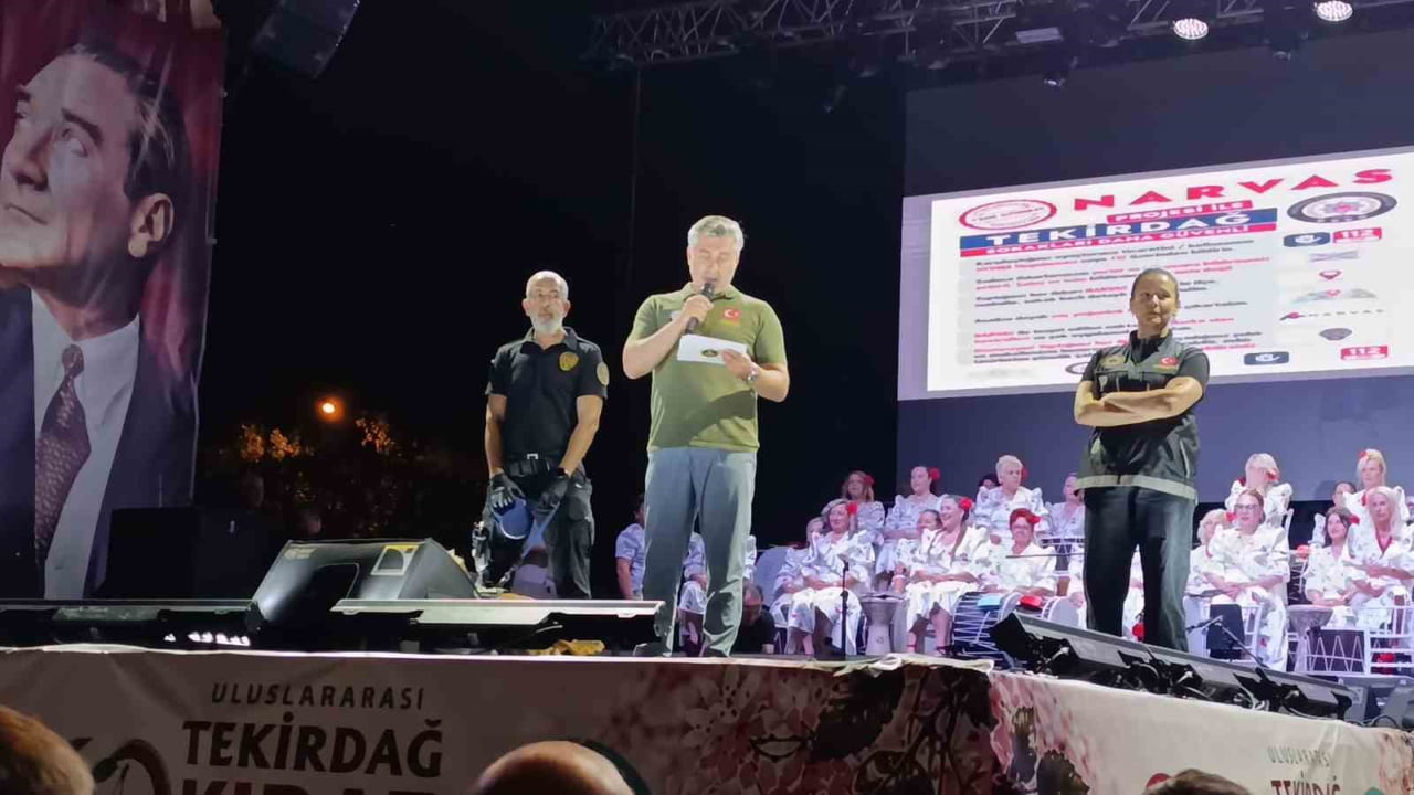 TEKİRDAĞ’DA DÜZENLENEN 60. ULUSLARARASI KİRAZ FESTİVALİ KAPSAMINDA VATANDAŞLARLA BİR ARAYA GELEN...