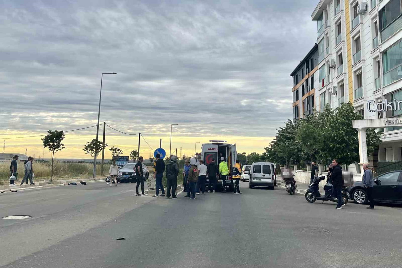 TEKİRDAĞ’DA OTOMOBİLLE MOTOSİKLETİN ÇARPIŞTIĞI KAZA KAMERADA