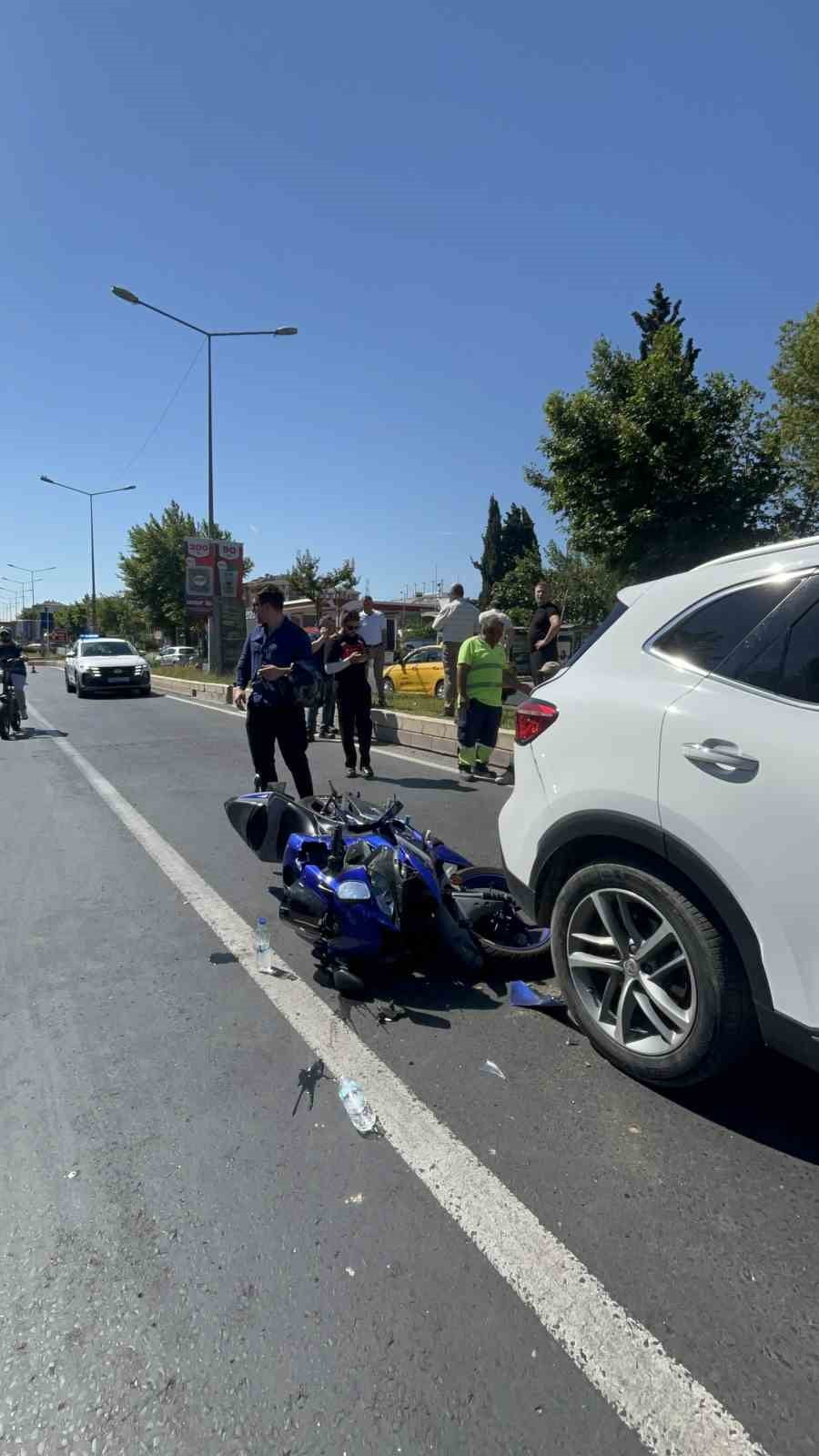 TEKİRDAĞ’DA YAYAYA YOL VERMEK İÇİN YAVAŞLAYAN ARACA ARKADAN ÇARPAN MOTOSİKLETİN SÜRÜCÜSÜ...