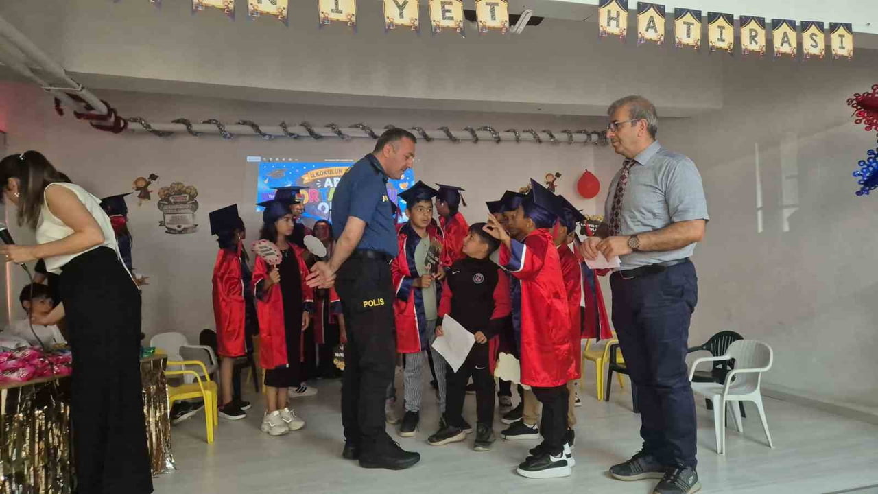 TEKİRDAĞ İL EMNİYET MÜDÜRÜ AHMET METİN TURANLI ÖĞRENCİLERLE BİR ARAYA GELEREK KARNELERİNİ...