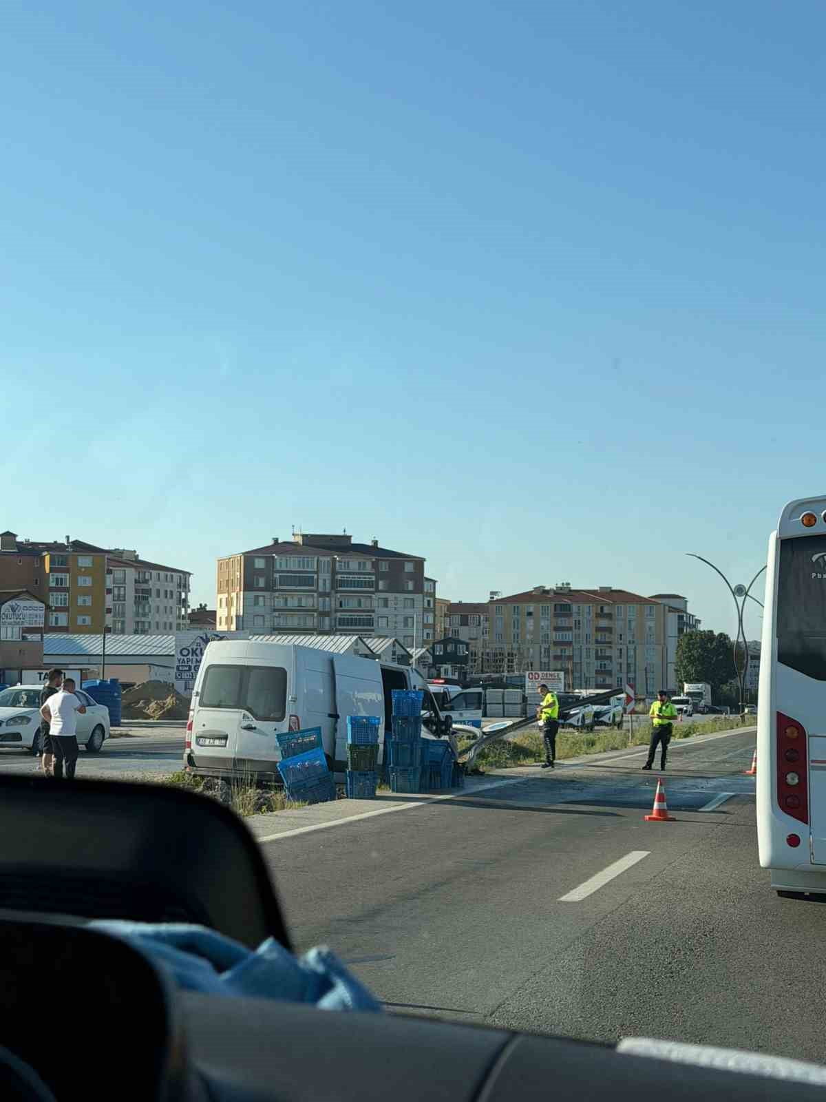 TEKİRDAĞ’IN KAPAKLI İLÇESİNDE EKMEK DAĞITIMINA GİDEN PANELVAN ARAÇ KONTROLDEN ÇIKARAK ORTA REFÜJDE...