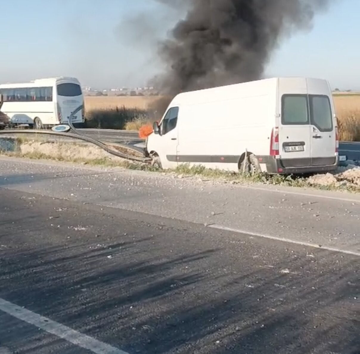 TEKİRDAĞ’IN KAPAKLI İLÇESİNDE EKMEK DAĞITIMINA GİDEN PANELVAN ARAÇ KONTROLDEN ÇIKARAK ORTA REFÜJDE...