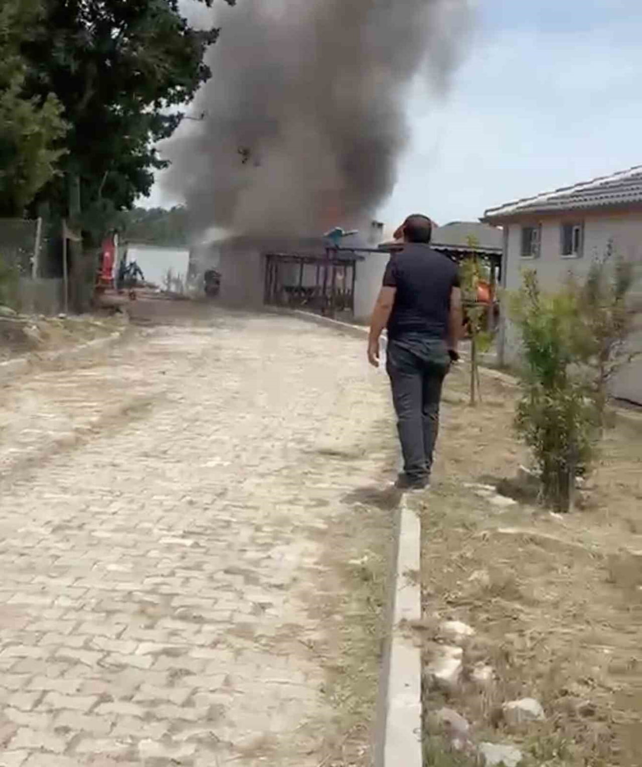 TEKİRDAĞ’IN KAPAKLI İLÇESİNDE HENÜZ BİLİNMEYEN SEBEPLE BİR BAĞ EVİNDE ÇIKAN YANGINA İTFAİYE...