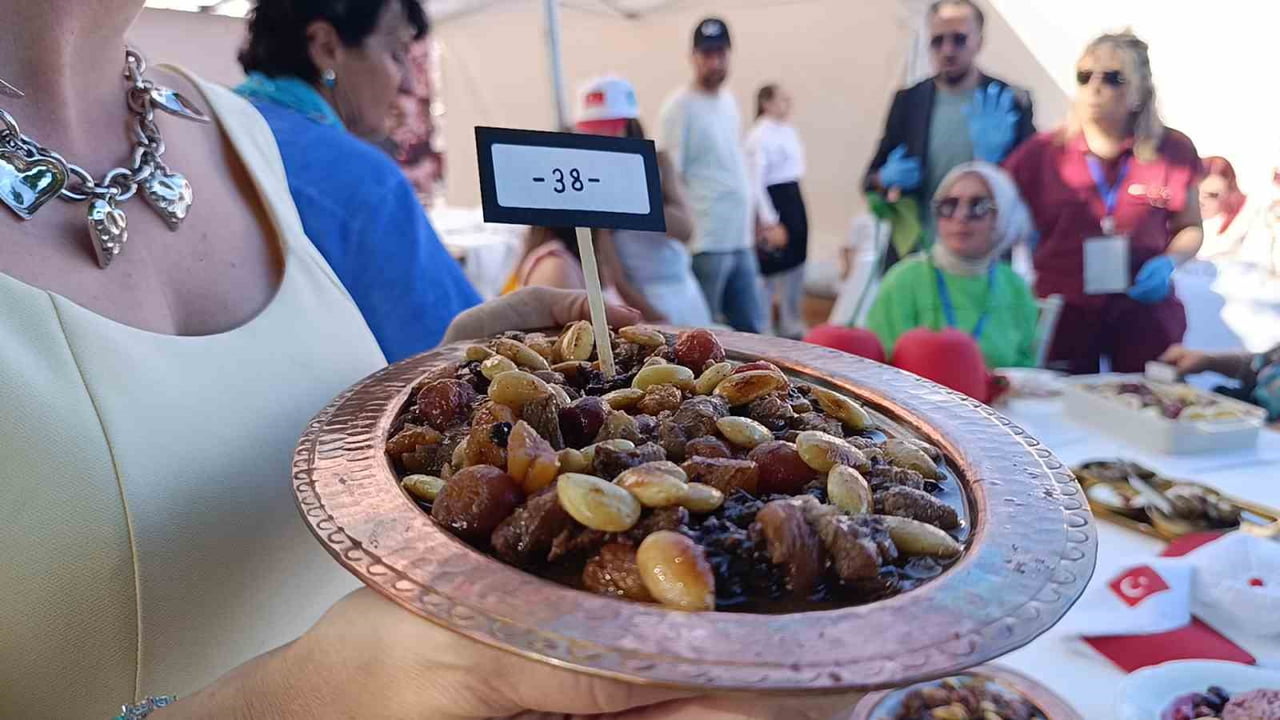 TEKİRDAĞ KİRAZ FESTİVALİ'NDE KİRAZLI LEZZETLER KIYASIYA YARIŞTI