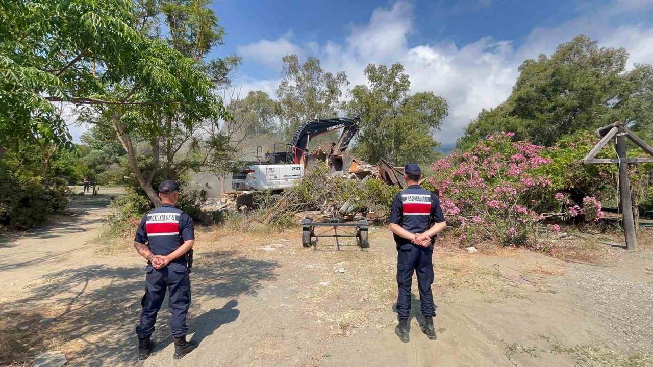 TEKİROVA MAHALLESİ BÖLGESİNDE KAÇAK YAPILAŞMAYLA MÜCADELE KAPSAMINDA RUHSATSIZ BUNGALOV VE AHŞAP...