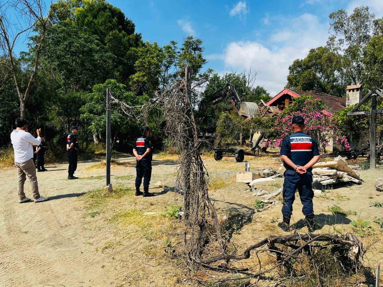 TEKİROVA MAHALLESİ BÖLGESİNDE KAÇAK YAPILAŞMAYLA MÜCADELE KAPSAMINDA RUHSATSIZ BUNGALOV VE AHŞAP...