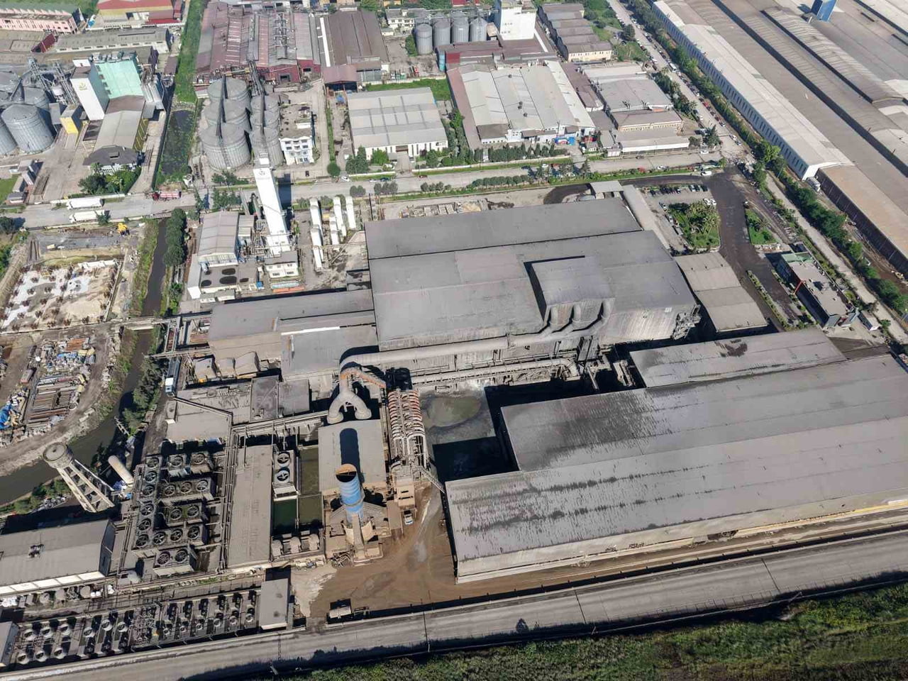 TEKKEKÖY İLÇESİNDE 3 İŞÇİNİN HAYATINI KAYBETTİĞİ FABRİKA VE ÇEVRESİ SABAH SAATLERİNDE DRONLA...