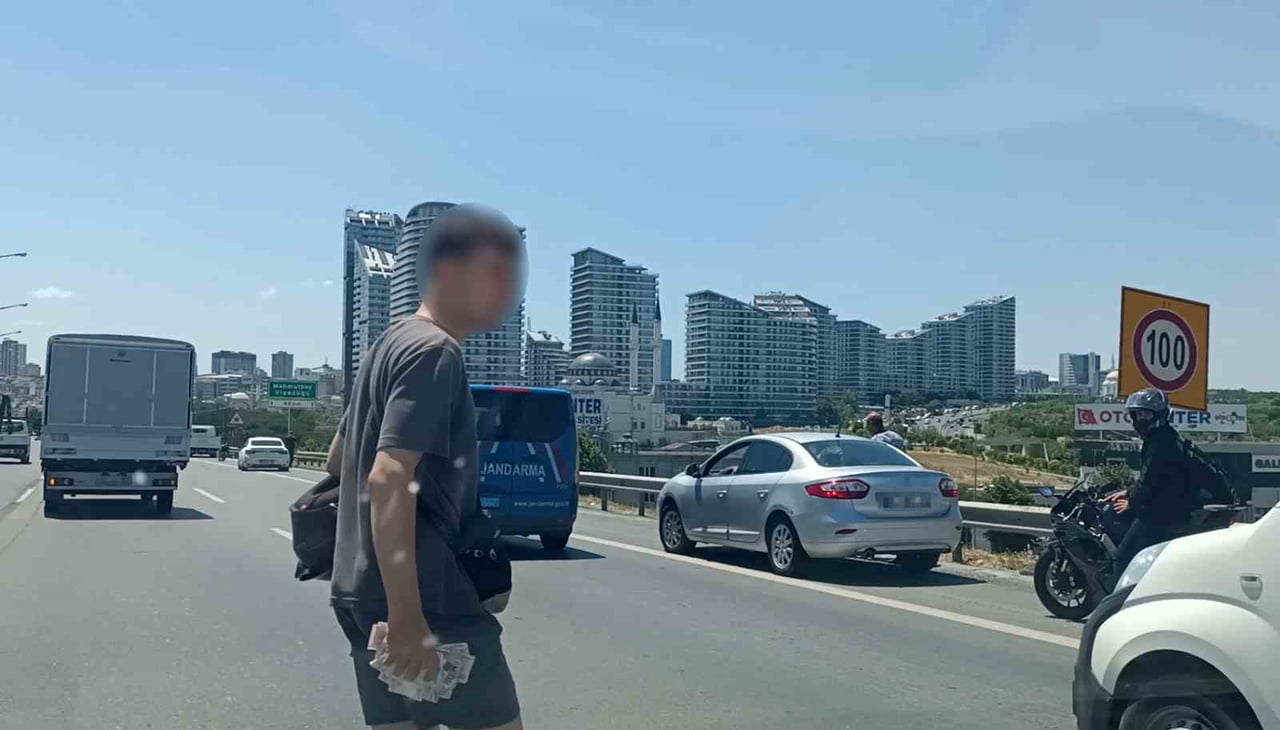 TEM'DE MOTOKURYEDEN DÜŞEN PARALARI VATANDAŞLAR TOPLADI