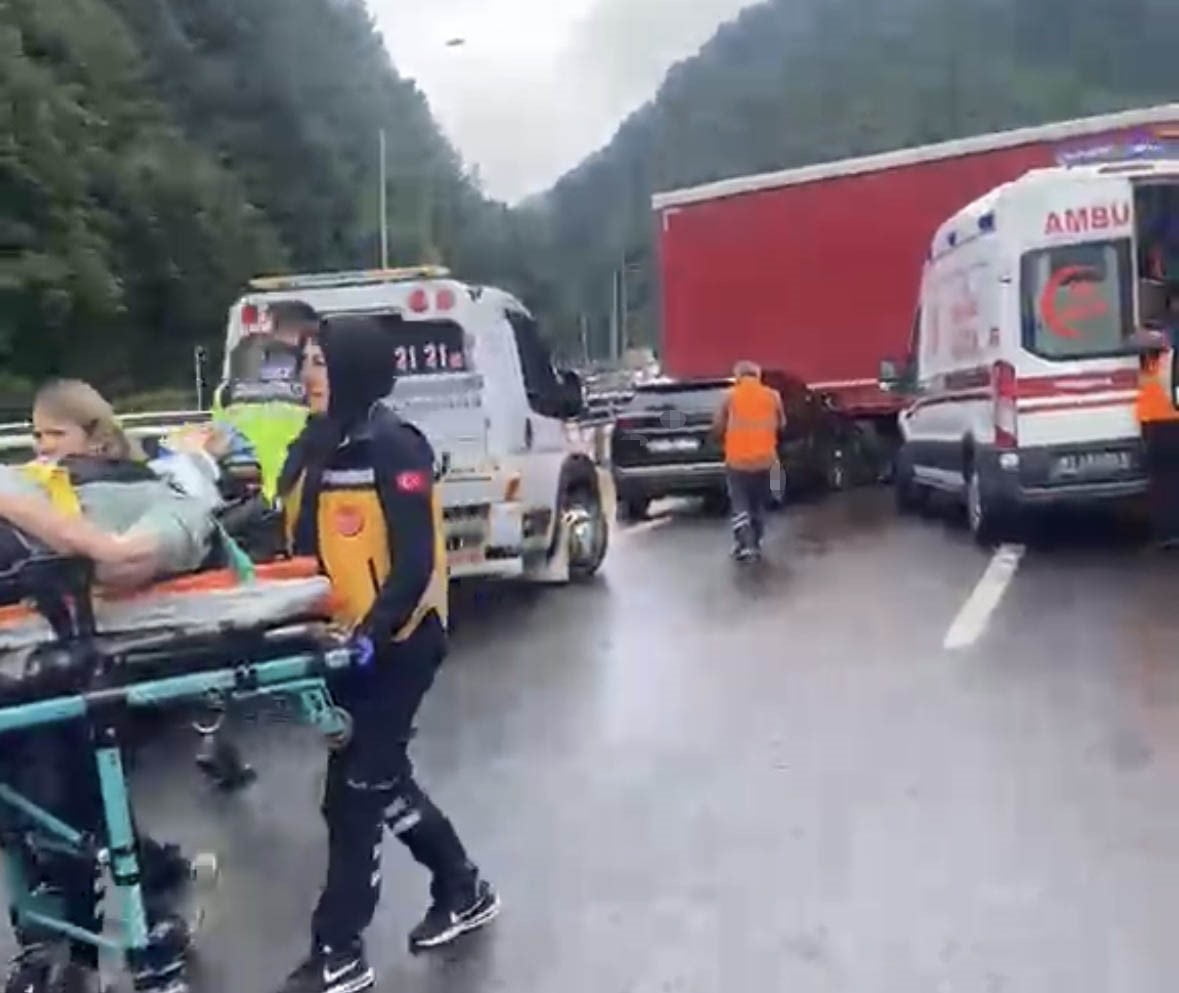 TEM OTOYOLU'NUN BOLU DAĞI GEÇİŞİNDE SEYİR HALİNDEKİ TIRDAN BİLİNMEYEN BİR NEDENLE AYRILARAK ORTA...