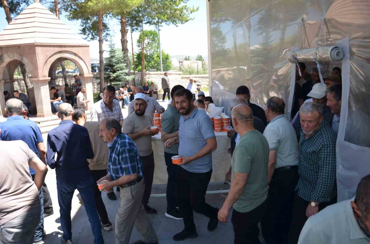 TERCAN'DA MUHARREM AYI DOLAYISIYLA CEMAATE AŞURE İKRAM EDİLDİ