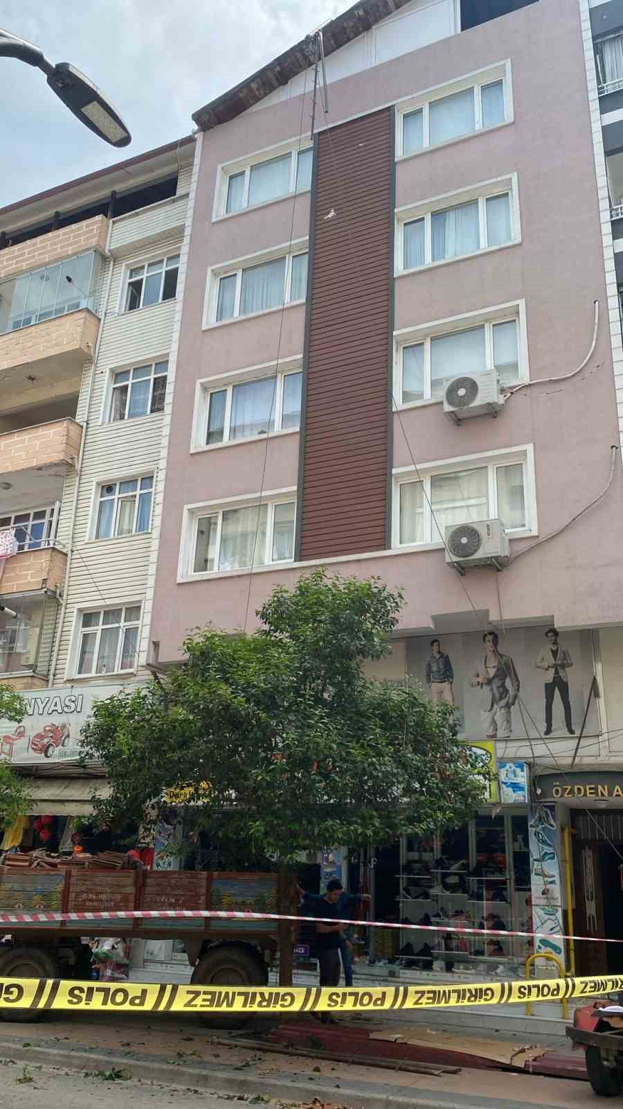 TERME İLÇESİNDE ÇALIŞTIĞI 5 KATLI BİNANIN ÇATISINDAN DÜŞEN İŞÇİ HAYATINI KAYBETTİ.