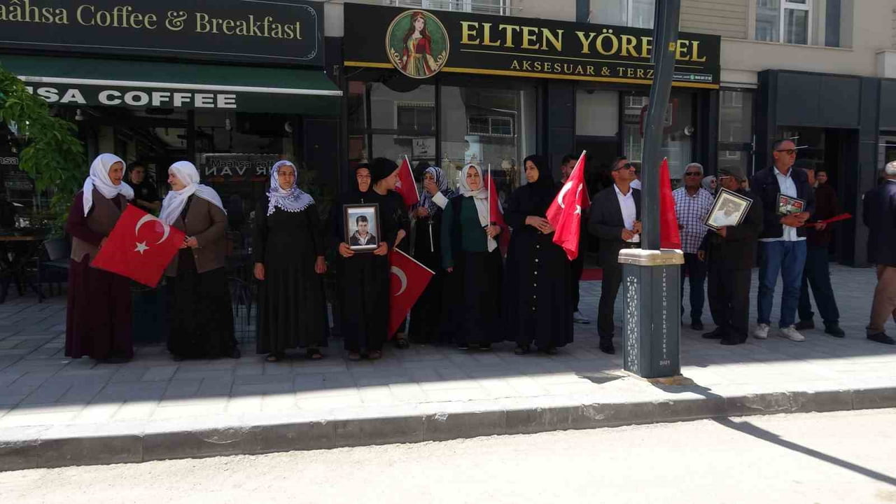 TERÖR ÖRGÜTÜ PKK TARAFINDAN ÇOCUKLARI DAĞA KAÇIRILAN AİLELERİN BAŞLATTIĞI EVLAT NÖBETİ VAN'DA...