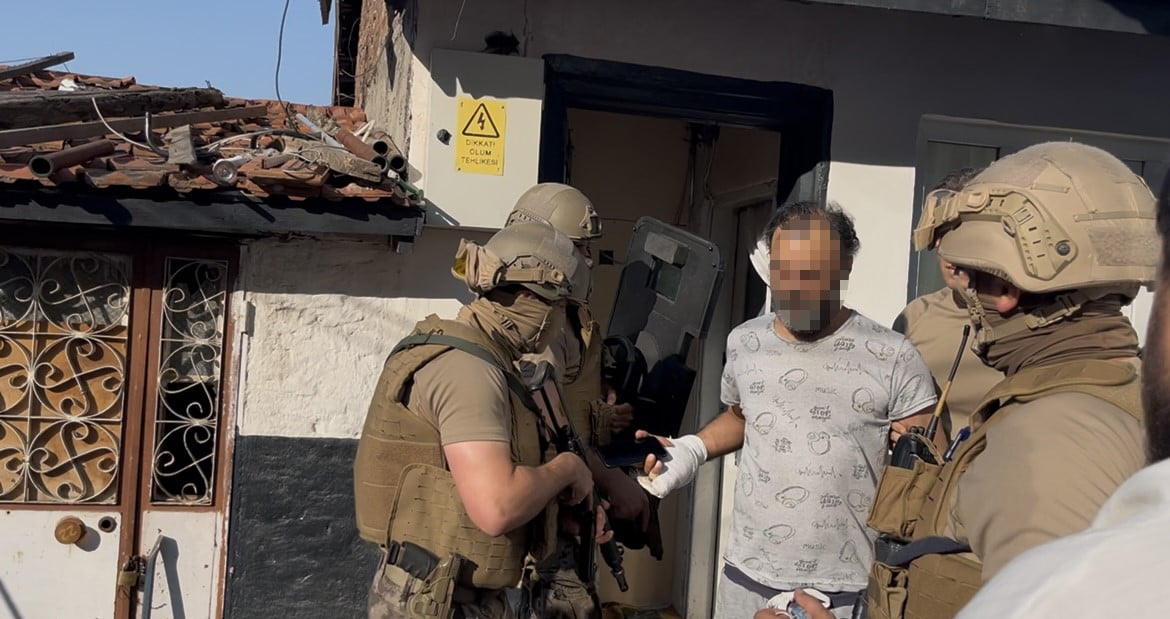 TESLİM OLMAMAKTA DİRENEN ŞÜPHELİNİN BULUNDUĞU EV, ÖZEL HAREKAT POLİSLERİNİN DESTEĞİYLE KOÇBAŞI...