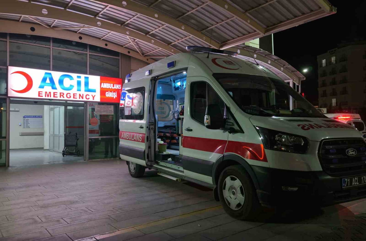 TIP FAKÜLTESİ HASTANESİ ACİL SERVİS ÖNÜ