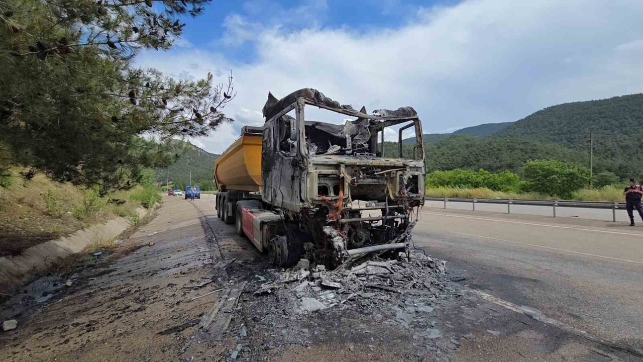 TIRIN KABİN KISMINDA BÜYÜK ÇAPTA MADDİ HASAR MEYDANA GELDİ.L KENARINA ÇEKİP KENDİNİ SON ANDA...