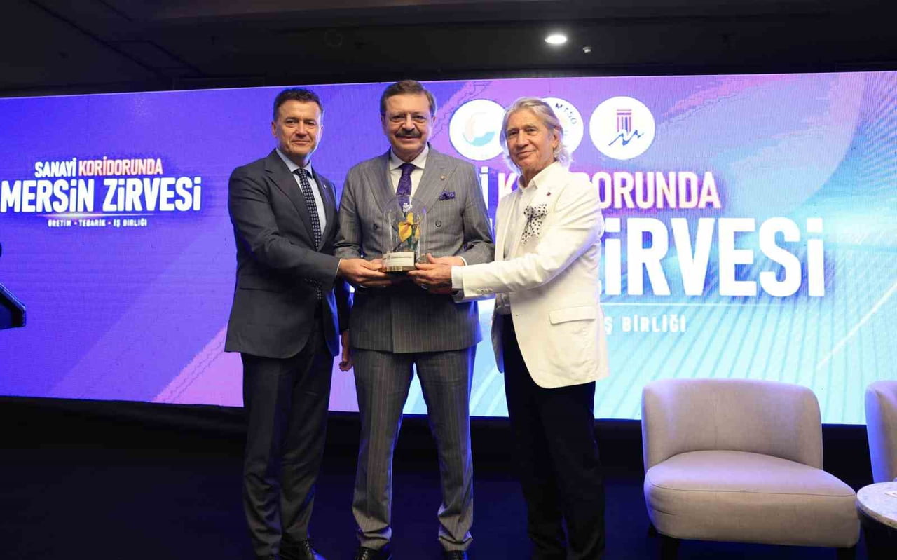TOBB BAŞKANI RİFAT HİSARCIKLIOĞLU'NA PLAKET TAKTİM EDİLDİ.