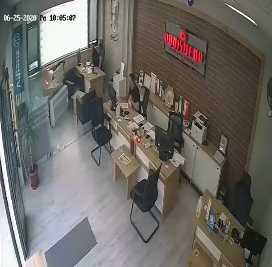 TOKAT'IN NİKSAR İLÇESİNDE KONTROLDEN ÇIKAN BİR OTOMOBİL, BİR İŞ YERİNE ÇARPTI. O ANLAR GÜVENLİK...