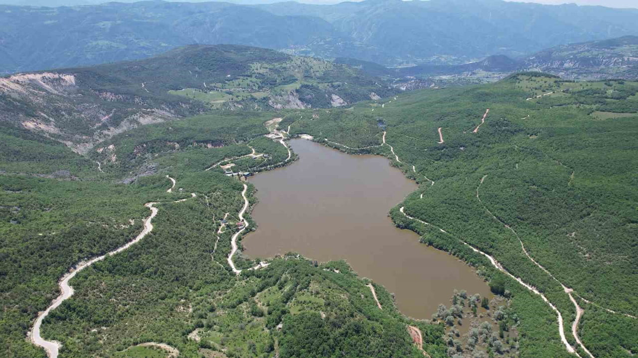 TOKAT'IN REŞADİYE İLÇESİNDE BULUNAN ZİNAV GÖLÜ, YEMYEŞİL ORMANLARLA ÇEVRİLİ DOĞAL GÜZELLİĞİ...