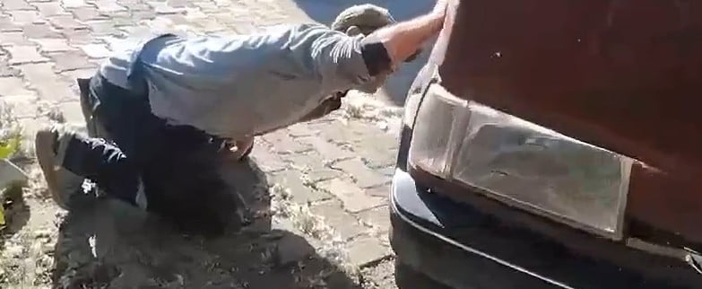 TOKAT'IN SULUSARAY İLÇESİNDE PARK HALİNDEKİ BİR OTOMOBİLİN MOTOR KISMINA GİREN YILAN, VATANDAŞLAR...