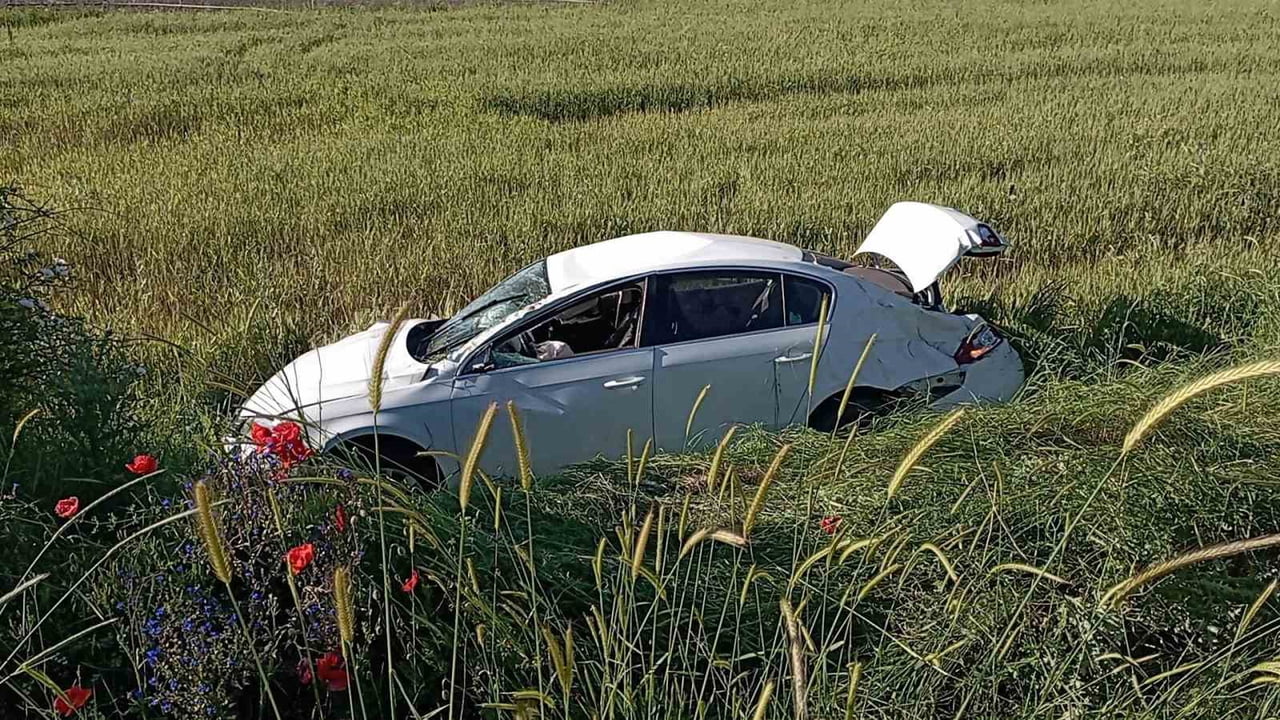 TOKAT'IN YEŞİLYURT İLÇESİNDE TRAKTÖR İLE OTOMOBİLİN ÇARPIŞTIĞI TRAFİK KAZASINDA İKİ SÜRÜCÜ...