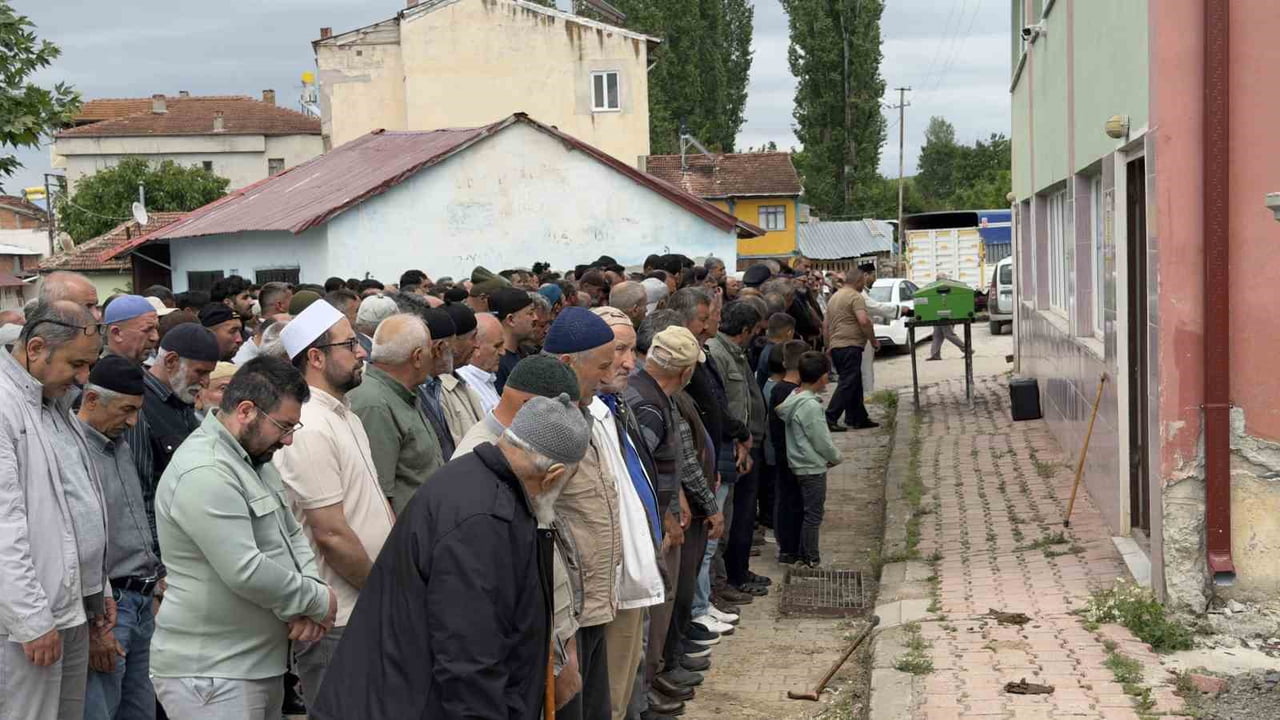 TOKAT'IN ZİLE İLÇESİNDE MEYDANA GELEN İŞ KAZASINDA YAŞAMINI YİTİREN 19 YAŞINDAKİ GENÇ, GÖZYAŞLARI...