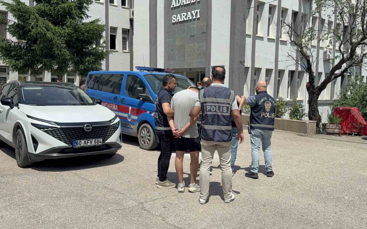 TOKAT'TA KENDİLERİNİ MİLLİ İSTİHBARAT TEŞKİLATI (MİT) PERSONELİ OLARAK TANITIP 66 YAŞINDAKİ BİR...