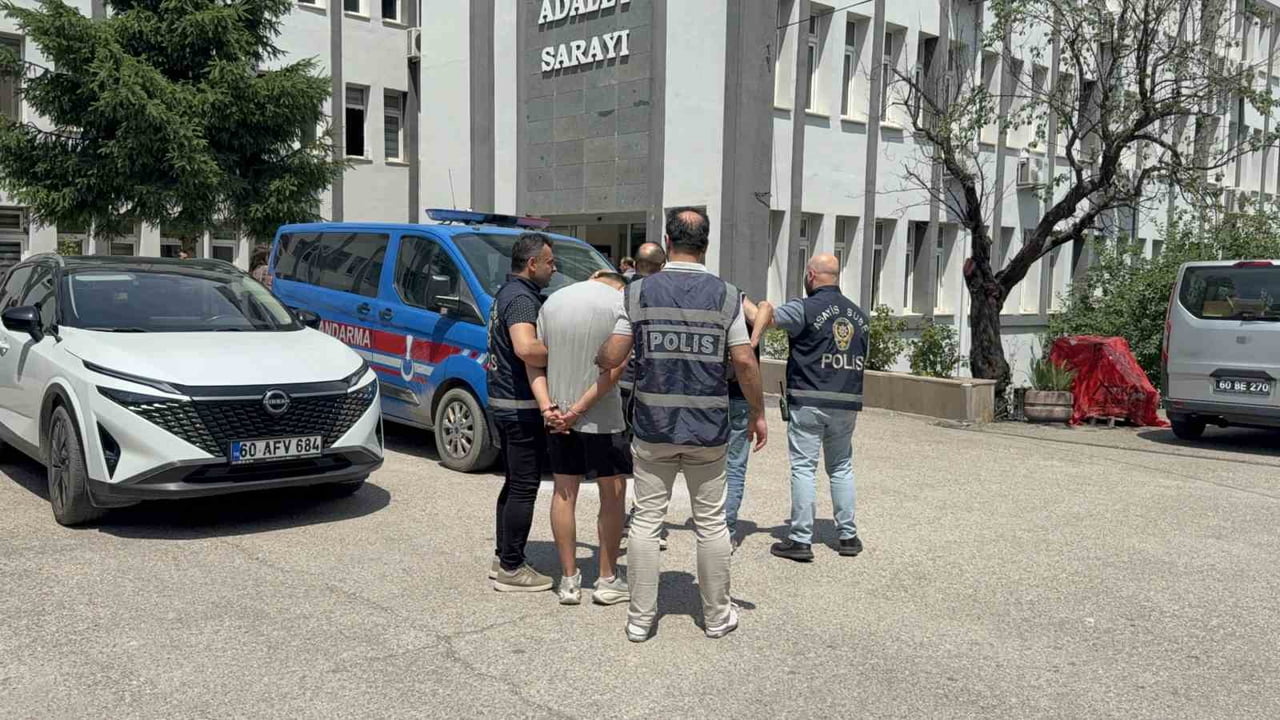 TOKAT'TA KENDİLERİNİ MİT GÖREVLİSİ OLARAK TANITARAK YAŞLI KADINI DOLANDIRAN 2 ŞÜPHELİ, POLİS...