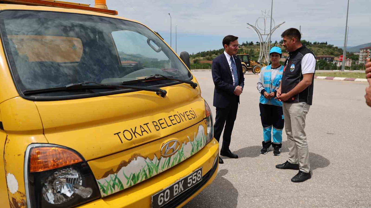 TOKAT BELEDİYESİ ÇÖP TAKSİ HİZMETİNDE GÖREVE BAŞLAYAN İLK KADIN SÜRÜCÜ ÇİĞDEM ÇAM’I ZİYARET EDEN...