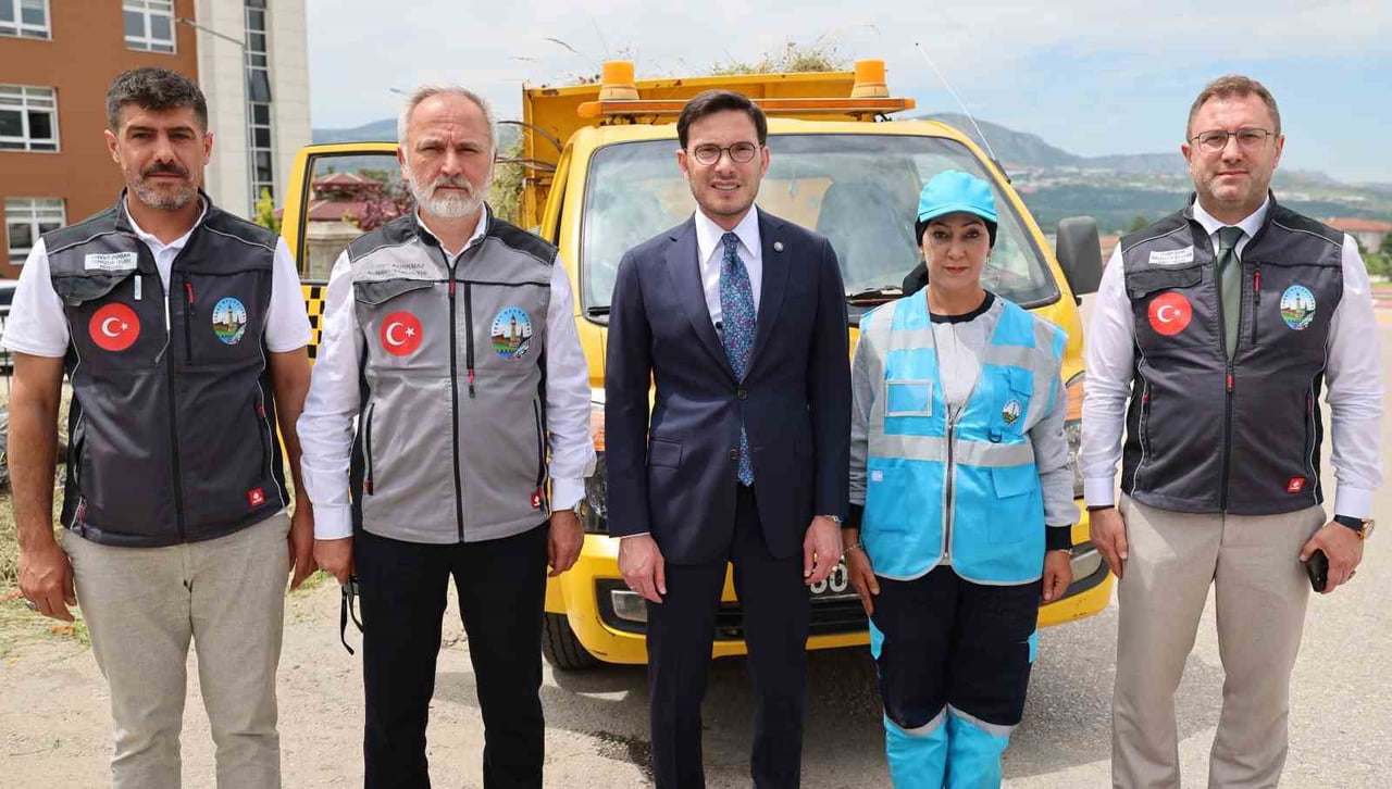TOKAT BELEDİYESİ ÇÖP TAKSİ HİZMETİNDE GÖREVE BAŞLAYAN İLK KADIN SÜRÜCÜ ÇİĞDEM ÇAM’I ZİYARET EDEN...