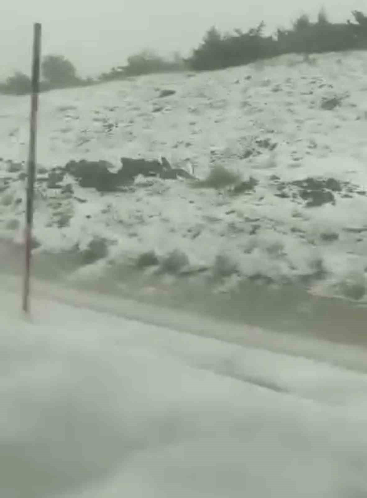 TOKAT’IN ARTOVA İLÇESİNDE ETKİLİ OLAN DOLU YAĞIŞI, KISA SÜREDE İLÇENİN YÜKSEK KESİMLERİNİ BEYAZA...