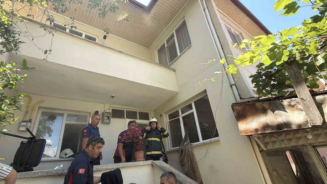 TOKAT’IN ERBAA İLÇESİNDE ÇIKAN EV YANGININDA 80 YAŞINDAKİ HASAN KARA HAYATINI KAYBETTİ.