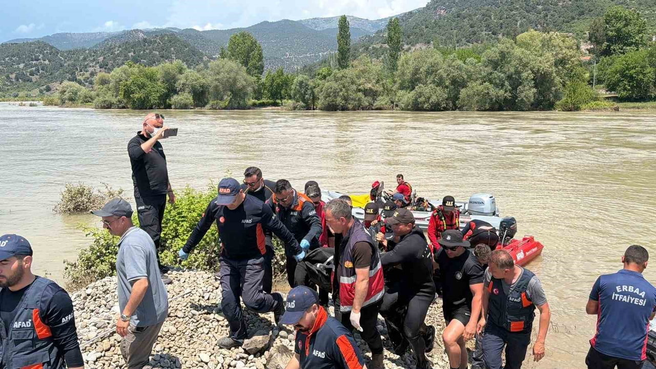 TOKAT’IN ERBAA İLÇESİNDE KELKİT ÇAYI’NA DÜŞEREK KAYBOLAN İKİ KİŞİDEN OĞUZ KALE (26) ARAMA...