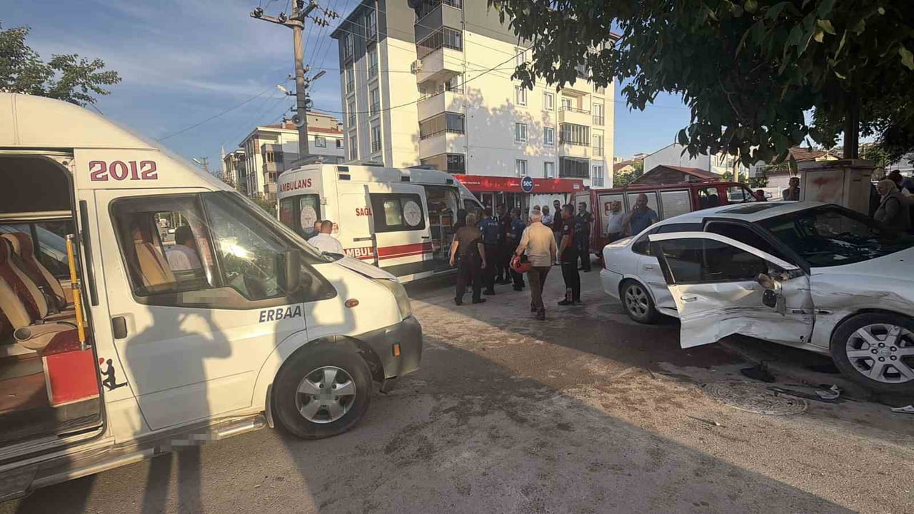 TOKAT’IN ERBAA İLÇESİNDE OTOMOBİL İLE TEKSTİL İŞÇİLERİNİ TAŞIYAN SERVİS MİNİBÜSÜNÜN ÇARPIŞMASI...