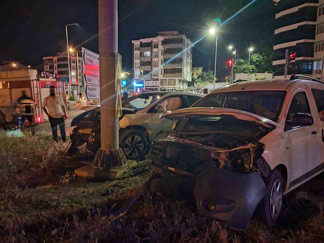TOKAT’IN NİKSAR İLÇESİNDE MEYDANA GELEN ZİNCİRLEME TRAFİK KAZASINDA 3 OTOMOBİLİN ÇARPIŞMASI SONUCU...